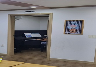 아동들이 피아노 교실을 이용하는 모습
